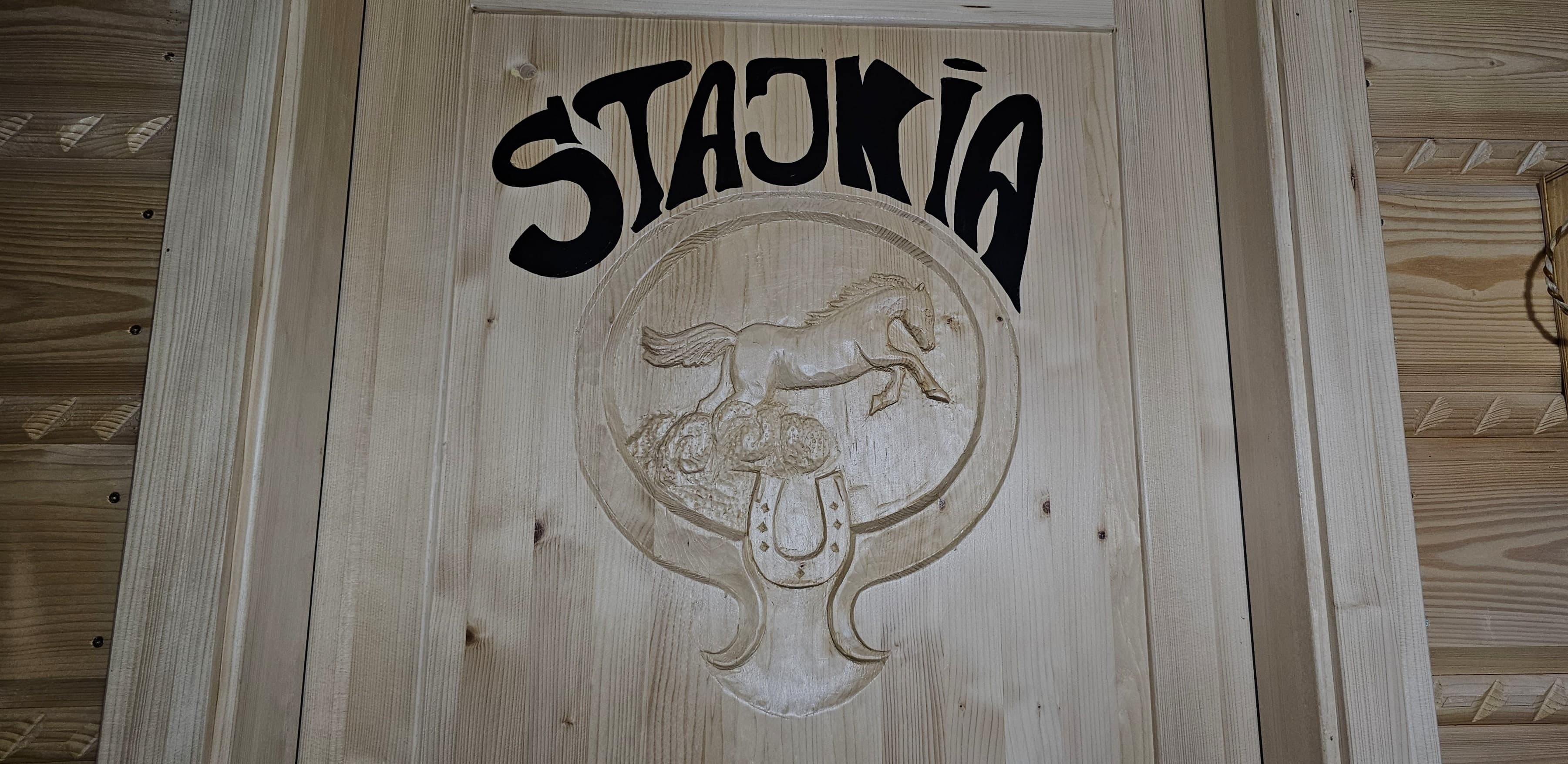 Stajnia room